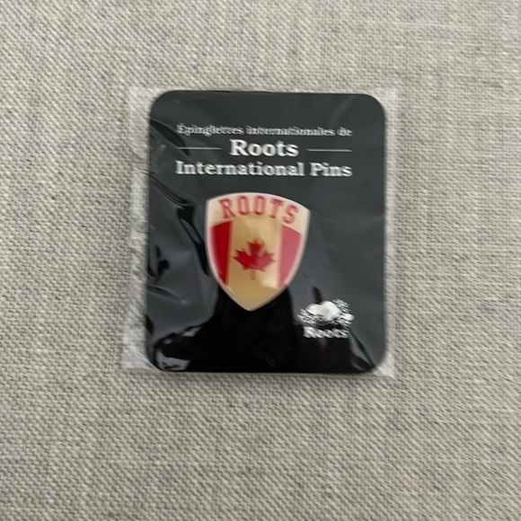 Roots Canadian Flag tack pin - Picture 2 of 3